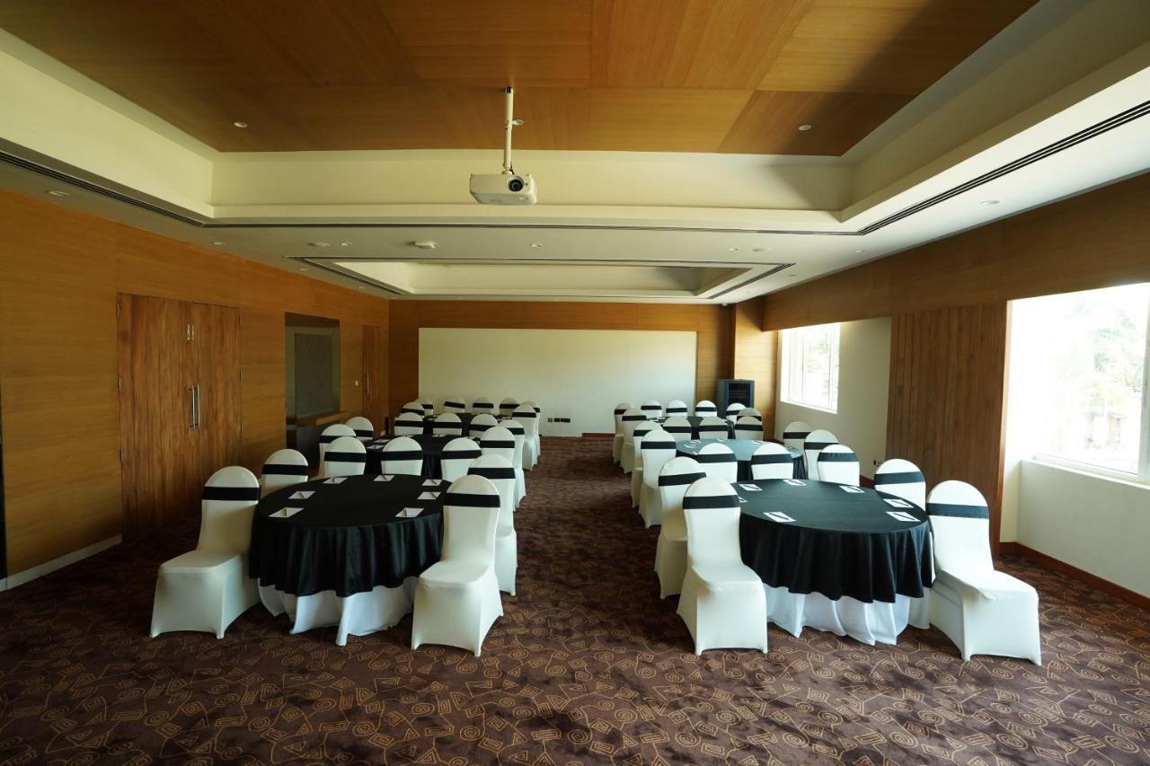 Manjeera Sarovar Premiere Hotel Rājahmundry Exterior foto