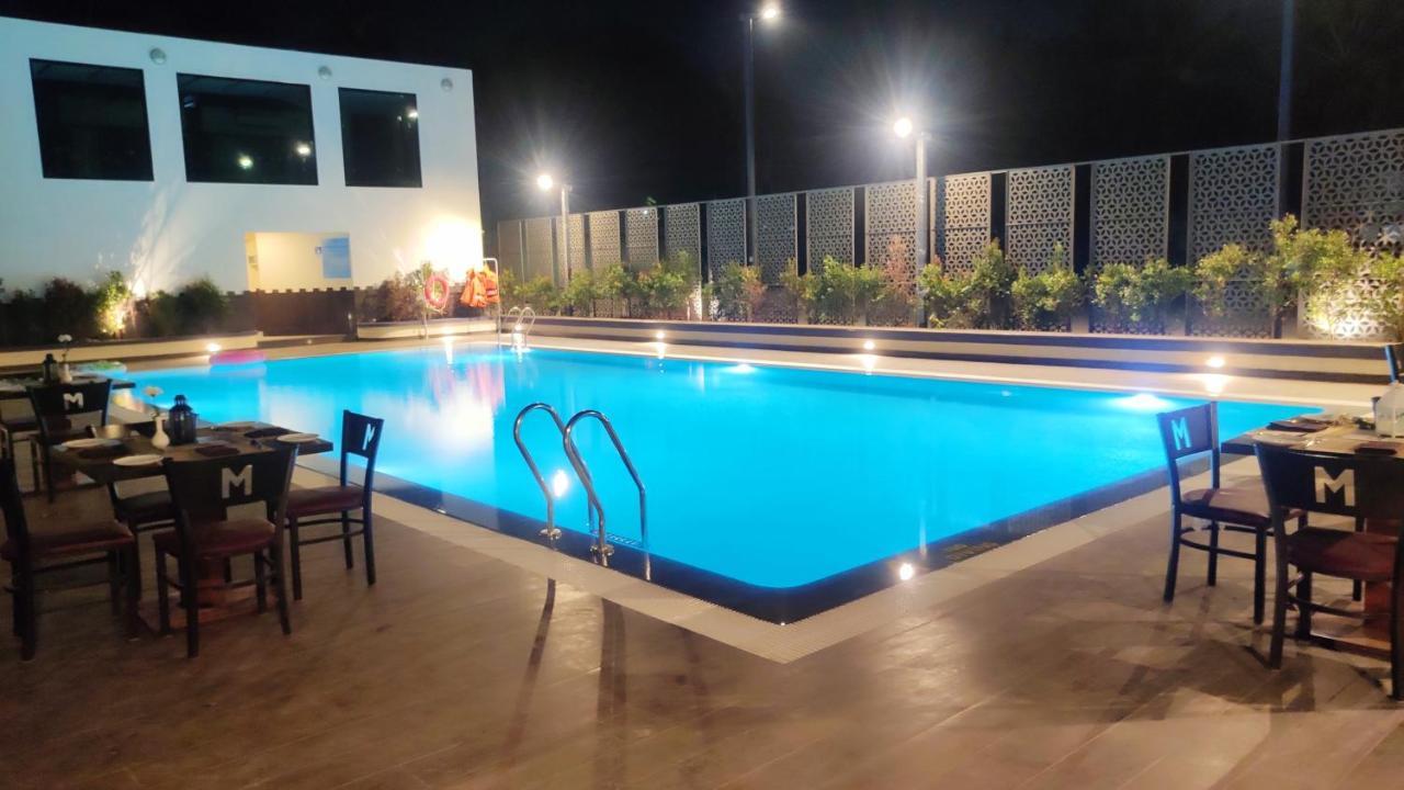 Manjeera Sarovar Premiere Hotel Rājahmundry Exterior foto