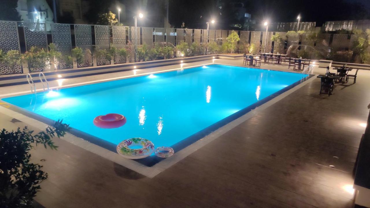 Manjeera Sarovar Premiere Hotel Rājahmundry Exterior foto