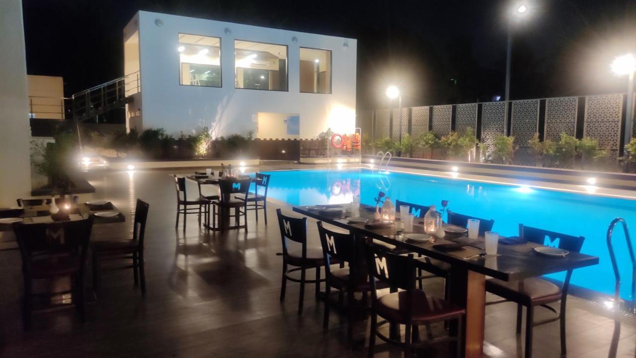 Manjeera Sarovar Premiere Hotel Rājahmundry Exterior foto